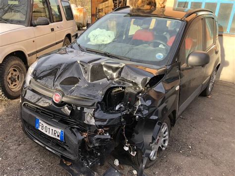 Auto sinistrata in attesa di valutazione