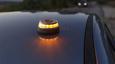 Faro di emergenza V-16 posizionato sul tetto di un'auto ferma.
