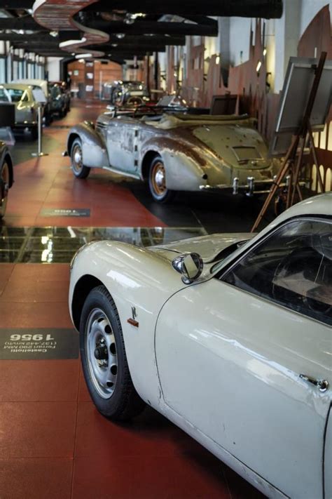 Un'auto d'epoca in un museo automobilistico