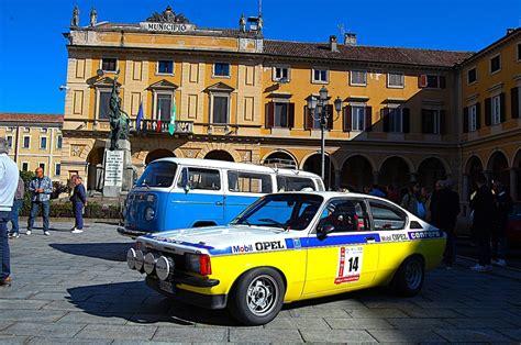 Un raduno di auto storiche con partecipanti che ammirano i veicoli