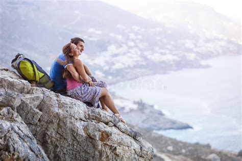 Una giovane coppia che ammira una Youngtimer sportiva