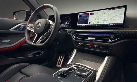 Interno di una BMW Serie 4 Gran Coupé con cruscotto digitale e schermo multimediale