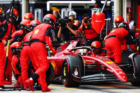 Team di meccanici Ferrari Auto