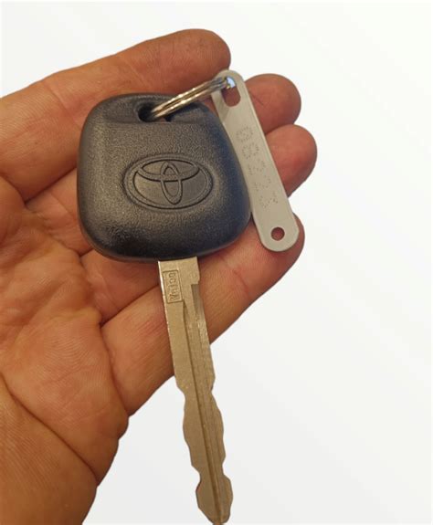 Dettaglio delle chiavi Toyota RAV4: telecomando, chiave nera, chiave grigia