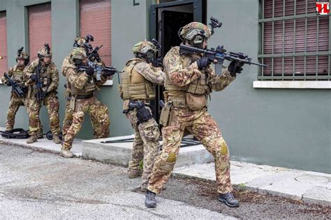 Carabinieri in addestramento con equipaggiamento tattico