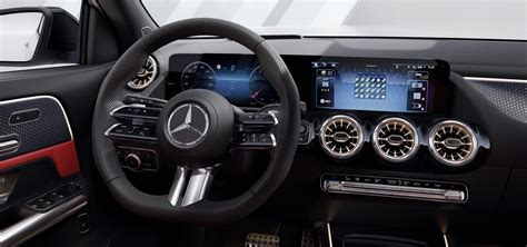 Interni Mercedes GLA con doppio schermo
