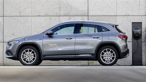 Mercedes GLA ibrida plug-in in fase di ricarica