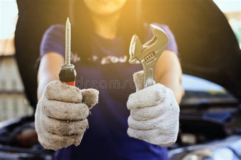 Tecnico che ripara una chiave auto con strumenti di precisione