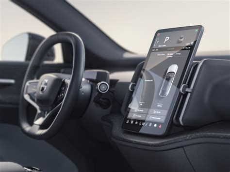Interno di una Volvo moderna con schermo centrale