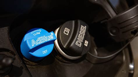 Illustrazione di un serbatoio AdBlue con frecce che indicano i possibili punti di guasto