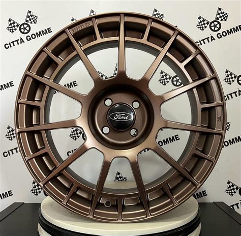 Confronto estetico tra diversi cerchi su una Ford B-Max