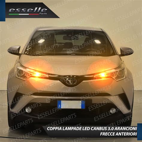 Toyota C-HR fari anteriori e posteriori
