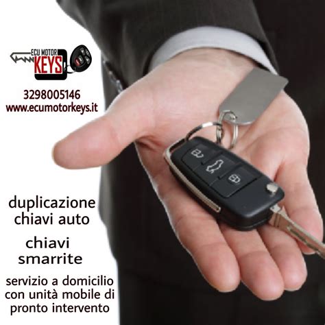 Un cliente soddisfatto che riceve le chiavi della sua nuova auto da un rappresentante di vendita sorridente