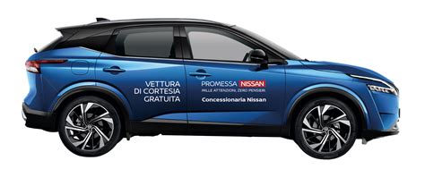 Vettura di cortesia parcheggiata fuori da un'officina Nissan