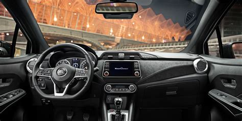 Interni Nissan Micra con schermo infotainment