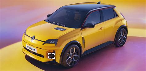 Renault 5 E-Tech 100% elettrica con sfondo urbano