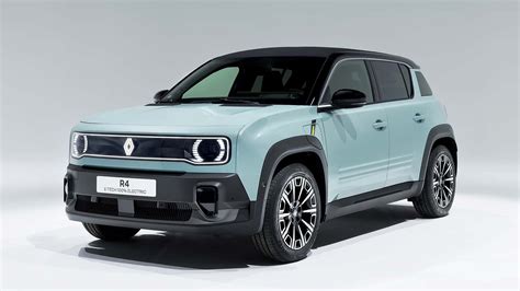 Nuova Renault 4 E-Tech 100% elettrica in un contesto naturale