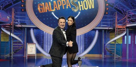 Logo di GialappaShow con i conduttori