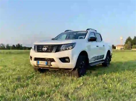Nissan Navara su strada asfaltata