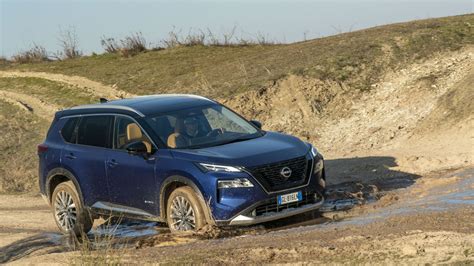 Nissan Navara attraversa un guado