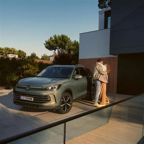 Volkswagen Tiguan in ambiente innevato con catene