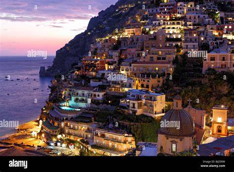 Scorcio panoramico di Positano al tramonto