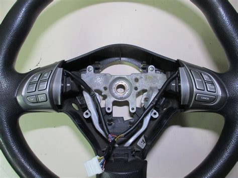 Interno di una Subaru Forester SH III con comandi retrovisori