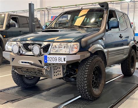 Nissan Terrano II in un paesaggio off-road