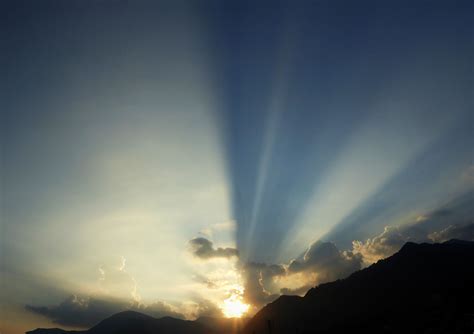 Auto lucidata a specchio sotto la luce del sole