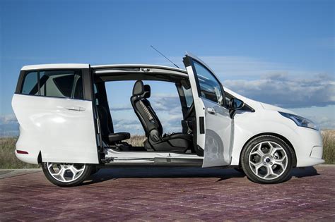 Ford B-Max profilo laterale con porte aperte