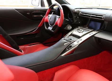 Interni della Lexus LFA con il quadro strumenti digitale