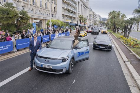 Lexie Alford e la Ford Explorer Electric durante il giro del mondo
