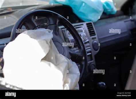 Dettaglio di un airbag attivato dopo un incidente