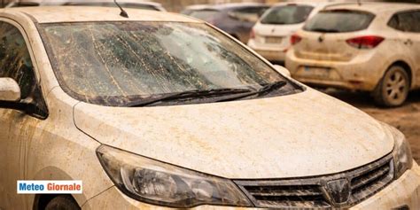 auto sporca sotto la pioggia