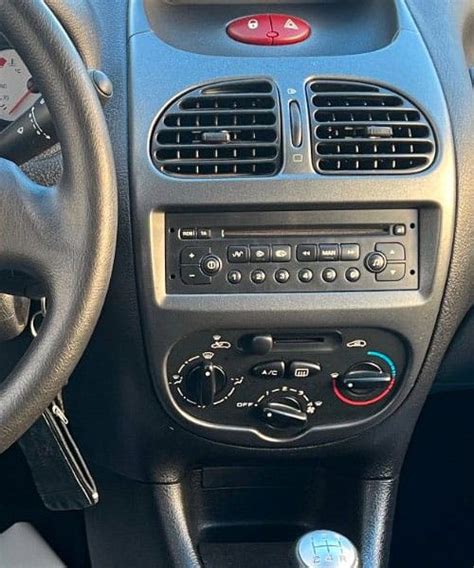 Interno Peugeot 206 con autoradio