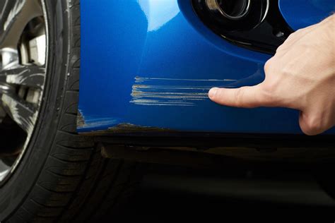 Dettaglio vernice auto con piccoli graffi