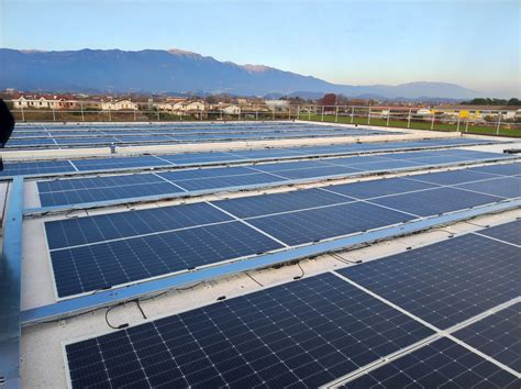 Pannelli solari installati presso l'impianto Dacia di Tangeri