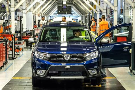 Operai nello stabilimento di produzione Dacia a Tangeri