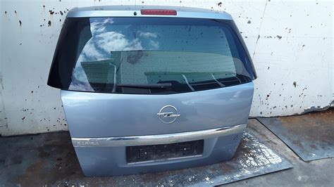 Opel Zafira portellone posteriore con terzo stop evidenziato