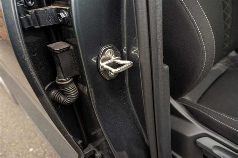 Interno portiera auto con cablaggi