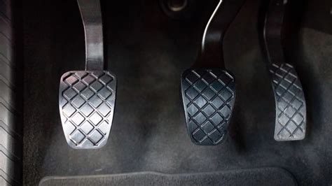 vista dall'alto della pedaliera completa di una Fiat Punto con copripedali montati