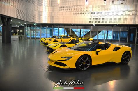 Showroom moderno con vetture Peugeot esposte