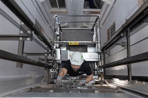 Tecnico specializzato che esegue una diagnostica su un veicolo