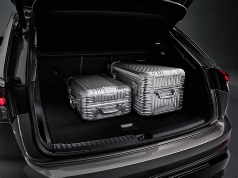 Interni Audi Q4 e-tron con bagagliaio aperto
