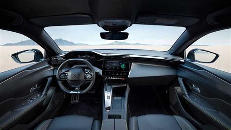 Interni di una Peugeot con sistema di navigazione
