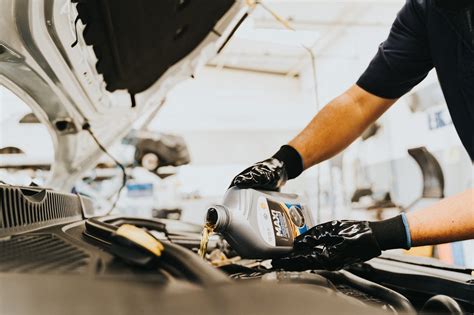 Tecnico Volkswagen che esegue un tagliando