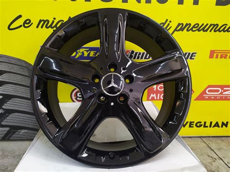 Vista frontale e laterale di una Mercedes Classe B W246 con cerchi in lega originali
