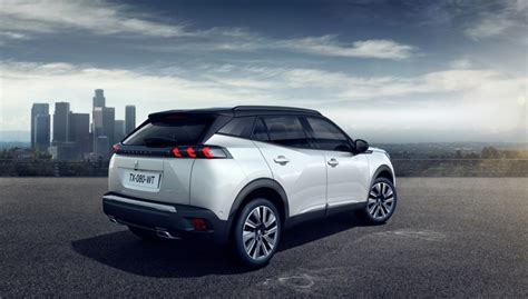 Peugeot 2008 SUV dinamico su strada