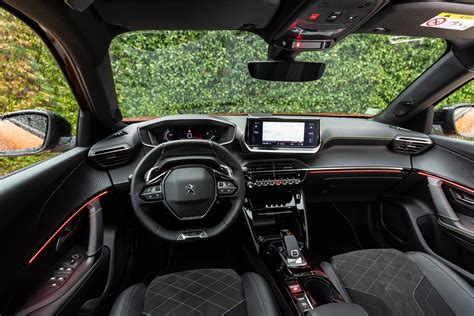 Interni del Peugeot 2008 con display digitale