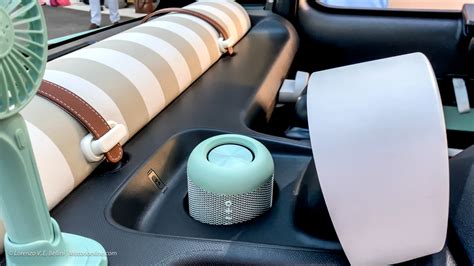 Interno della Fiat Topolino con supporto smartphone e presa USB-C